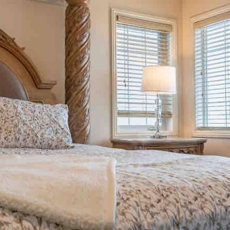 2500 Sq House In Springbank Hill Bl 261818 Villa YYC Екстериор снимка