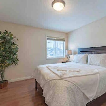 2500 Sq House In Springbank Hill Bl 261818 Villa YYC Екстериор снимка