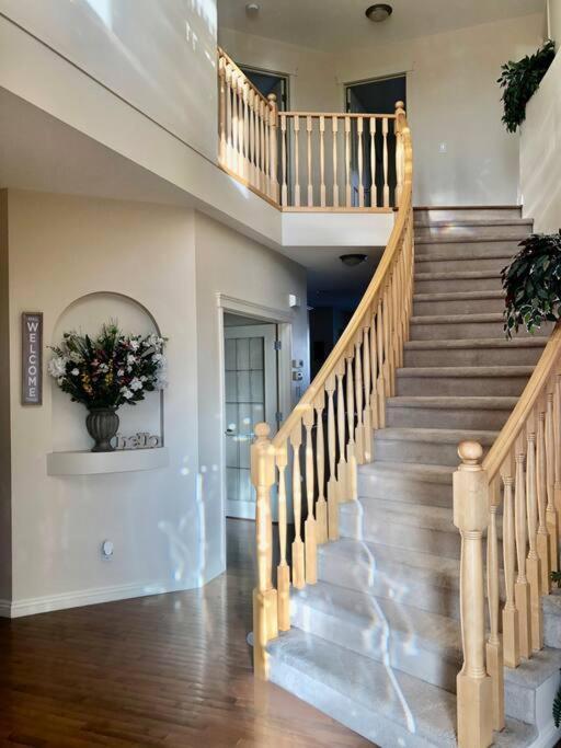 2500 Sq House In Springbank Hill Bl 261818 Villa YYC Екстериор снимка