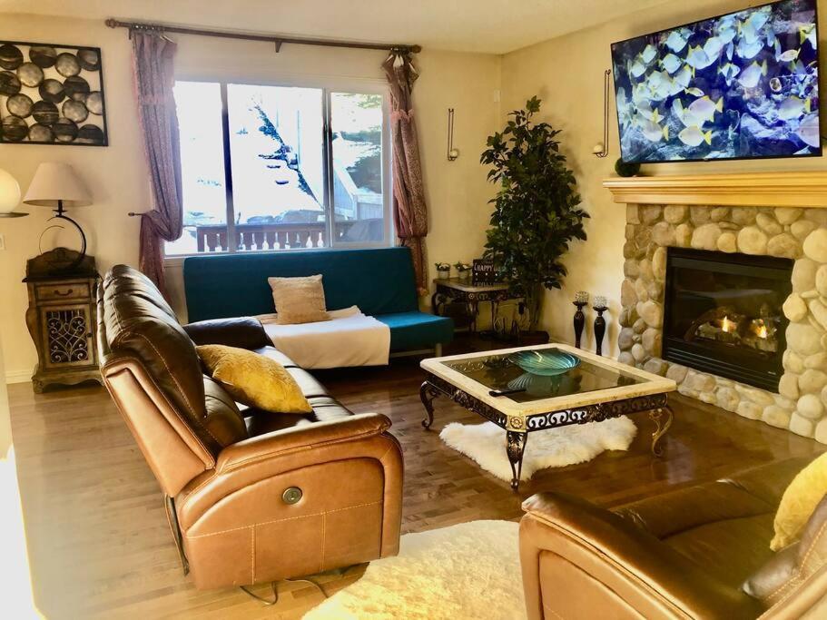 2500 Sq House In Springbank Hill Bl 261818 Villa YYC Екстериор снимка
