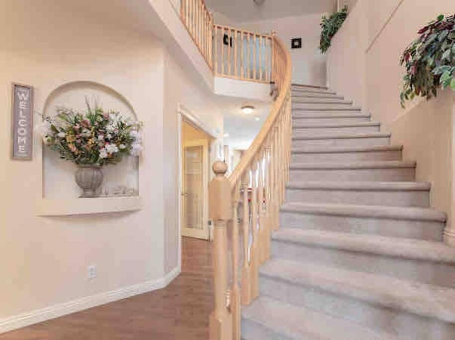2500 Sq House In Springbank Hill Bl 261818 Villa YYC Екстериор снимка