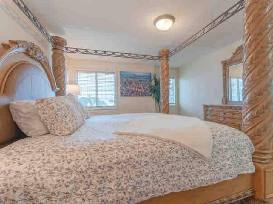 2500 Sq House In Springbank Hill Bl 261818 Villa YYC Екстериор снимка