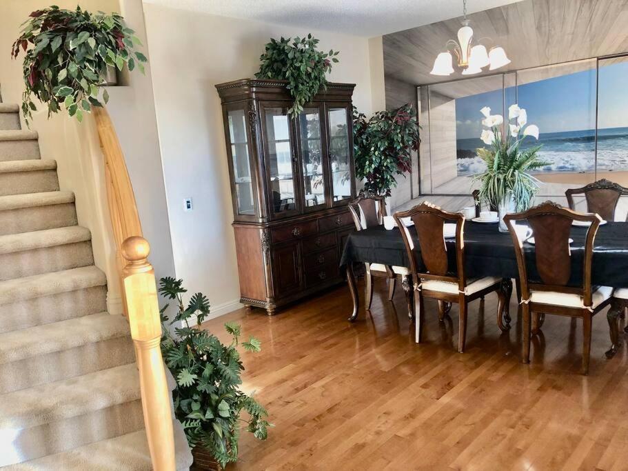 2500 Sq House In Springbank Hill Bl 261818 Villa YYC Екстериор снимка