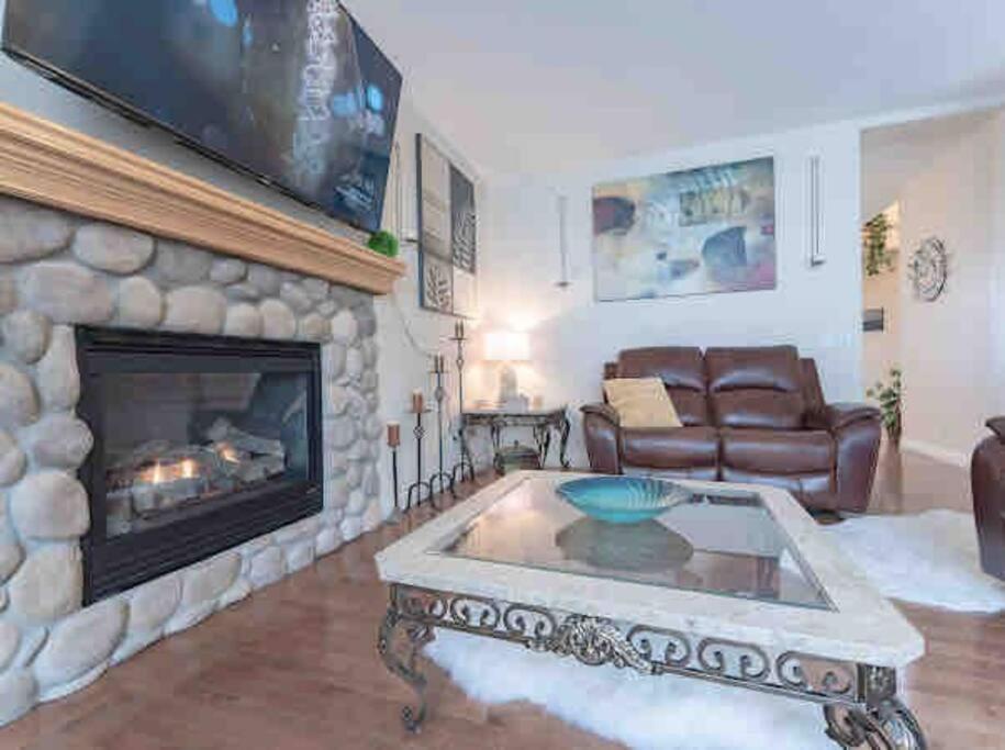 2500 Sq House In Springbank Hill Bl 261818 Villa YYC Екстериор снимка
