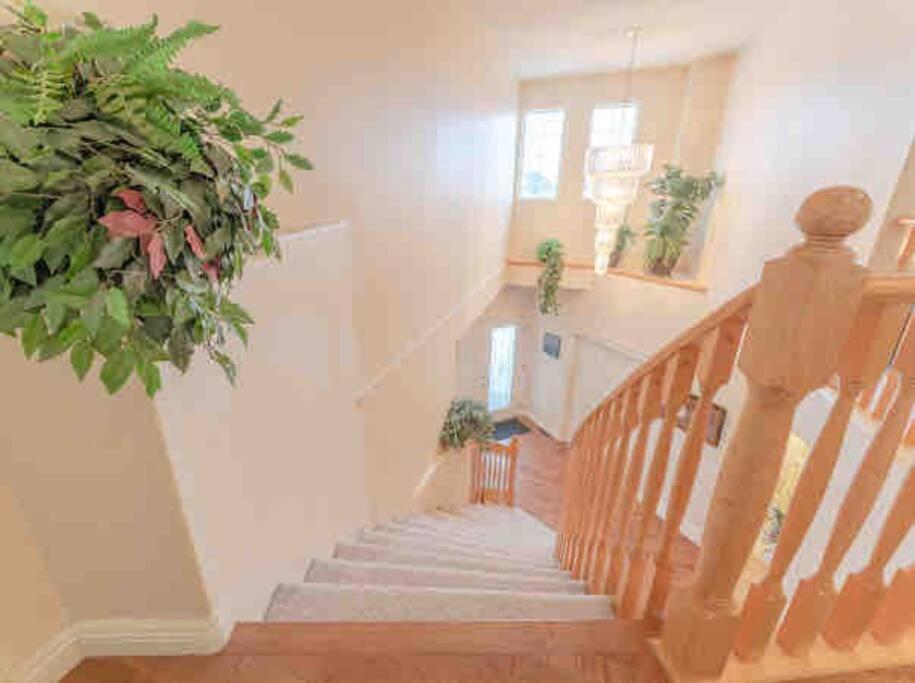 2500 Sq House In Springbank Hill Bl 261818 Villa YYC Екстериор снимка