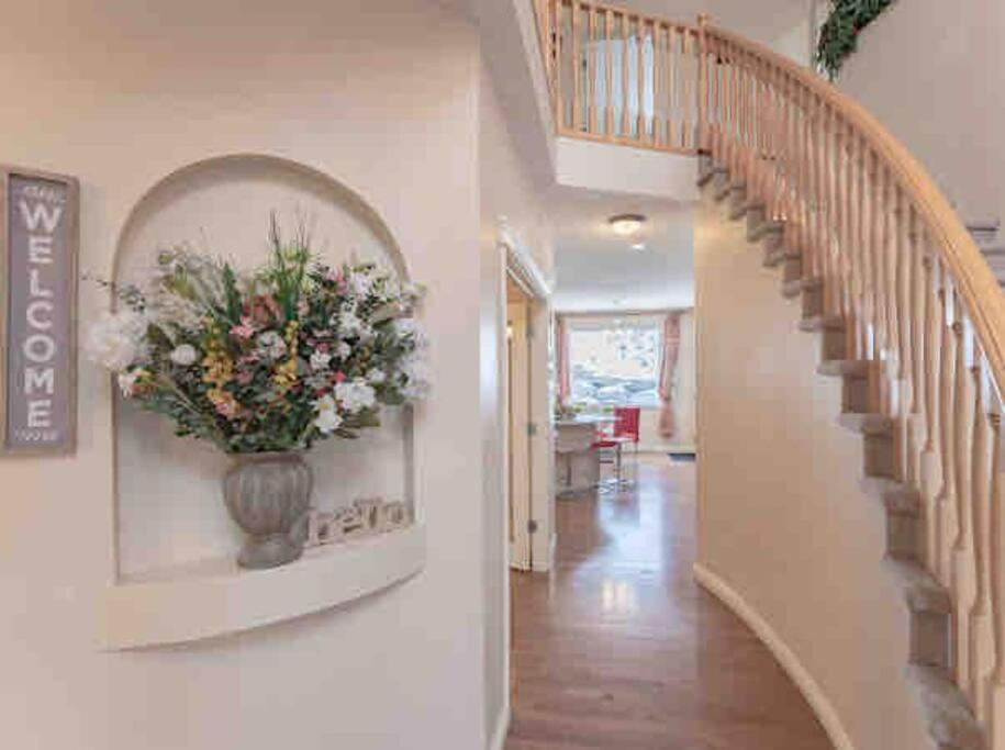 2500 Sq House In Springbank Hill Bl 261818 Villa YYC Екстериор снимка