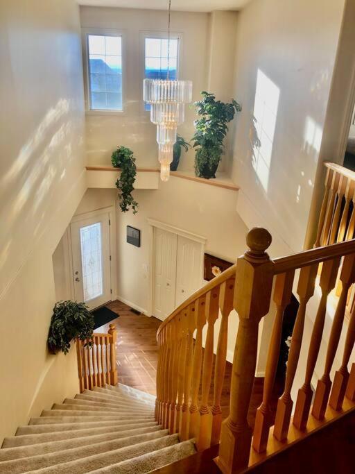 2500 Sq House In Springbank Hill Bl 261818 Villa YYC Екстериор снимка