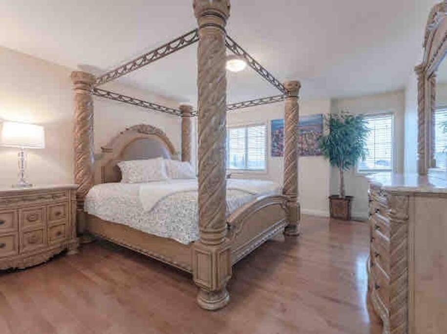 2500 Sq House In Springbank Hill Bl 261818 Villa YYC Екстериор снимка