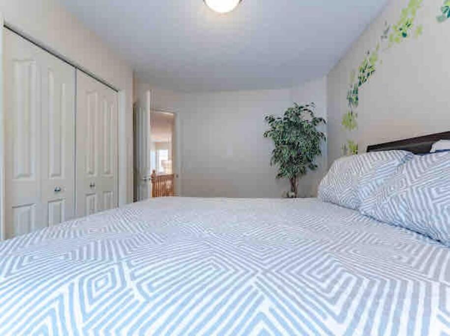 2500 Sq House In Springbank Hill Bl 261818 Villa YYC Екстериор снимка