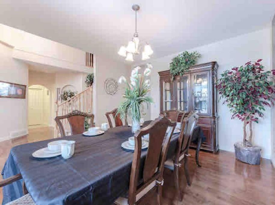 2500 Sq House In Springbank Hill Bl 261818 Villa YYC Екстериор снимка