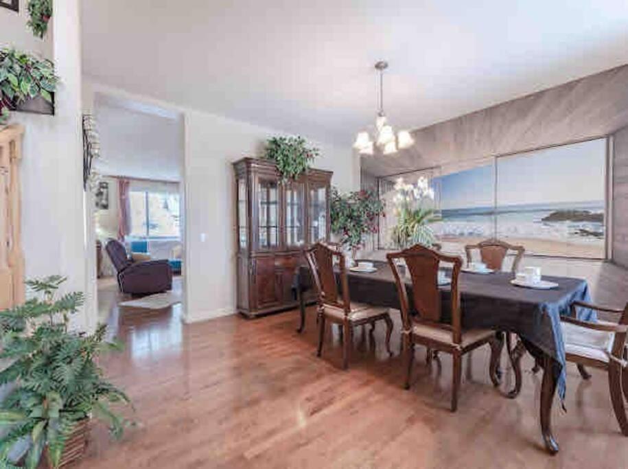 2500 Sq House In Springbank Hill Bl 261818 Villa YYC Екстериор снимка
